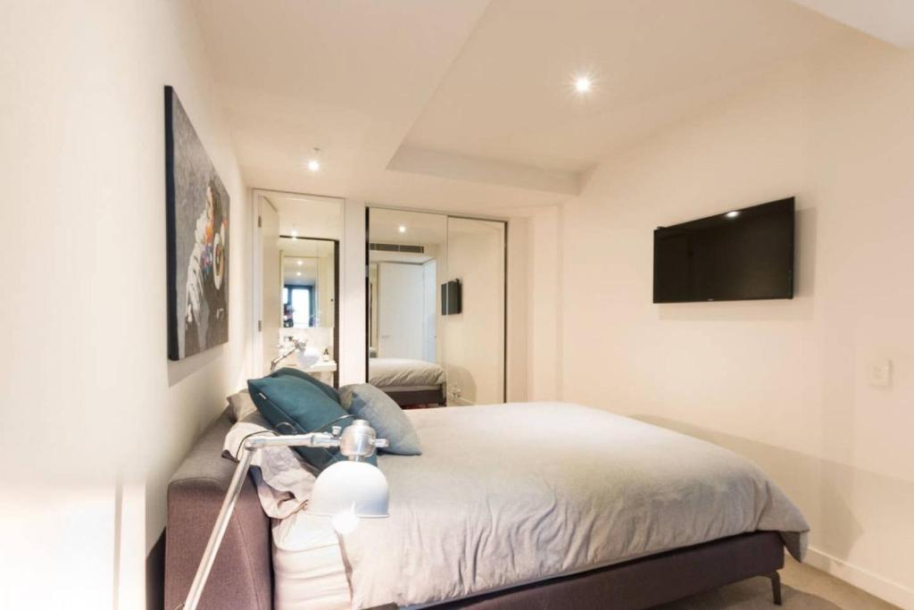 Televisyen dan/atau pusat hiburan di Laurent Balcony Views Steps from Laneway Vibes