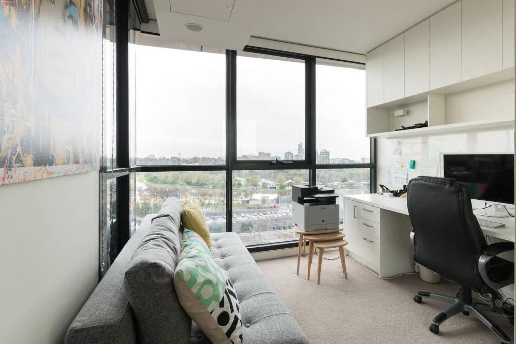 Televisyen dan/atau pusat hiburan di Laurent Balcony Views Steps from Laneway Vibes