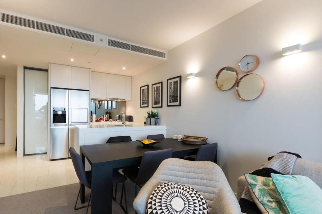 Dapur atau dapur kecil di Laurent Balcony Views Steps from Laneway Vibes