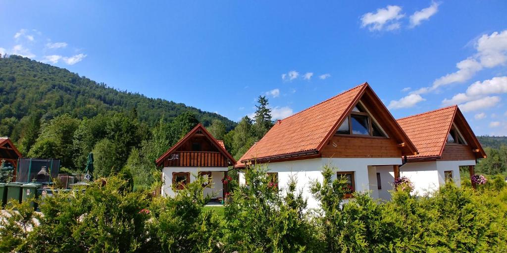 Nespecifikovaný výhled na hory nebo výhled na hory při pohledu z chaty