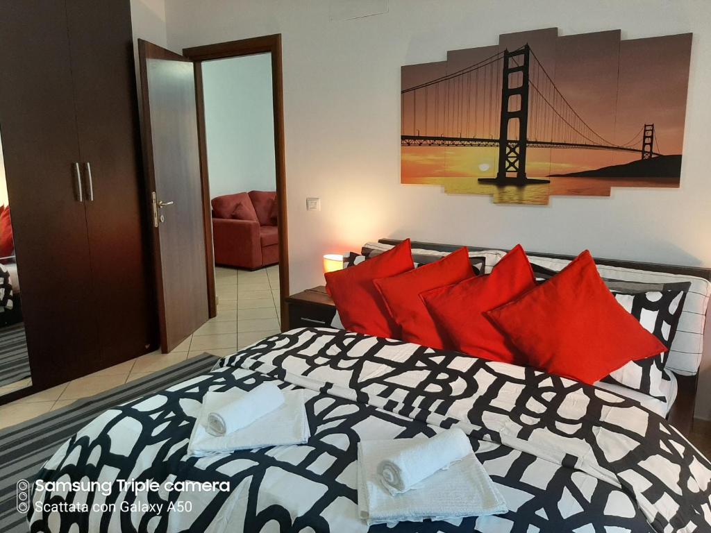 een slaapkamer met een groot bed met rode kussens bij Hillary E Vale Room in Rome