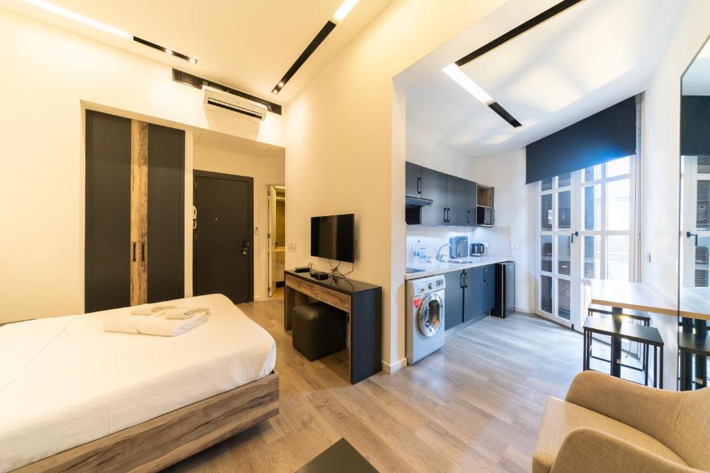 een slaapkamer met een bed en een woonkamer bij Loft 29 Residence in Beiroet