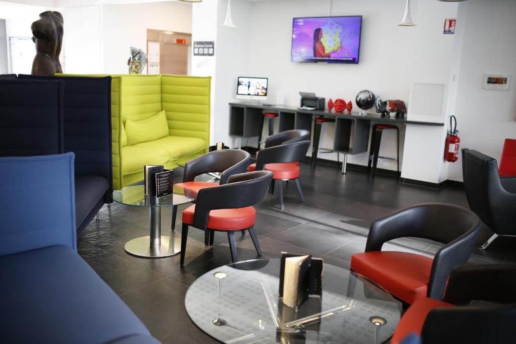 TV a/nebo společenská místnost v ubytování Hôtel Restaurant Athena Spa