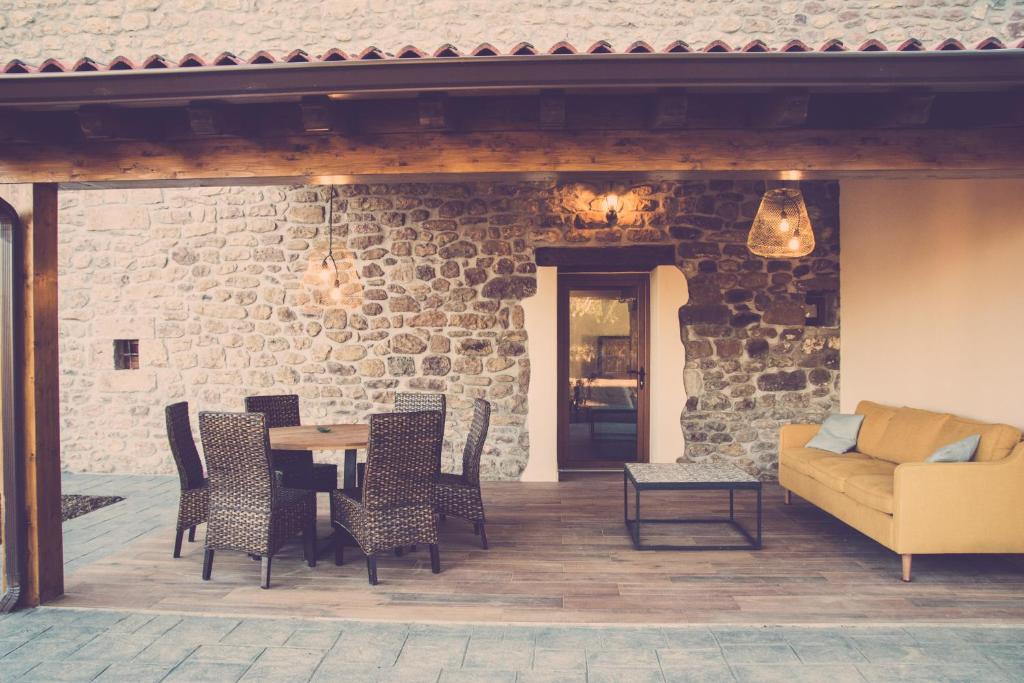 d'une terrasse avec une table, des chaises et un canapé. dans l'établissement Palomba Rural, à Espinilla