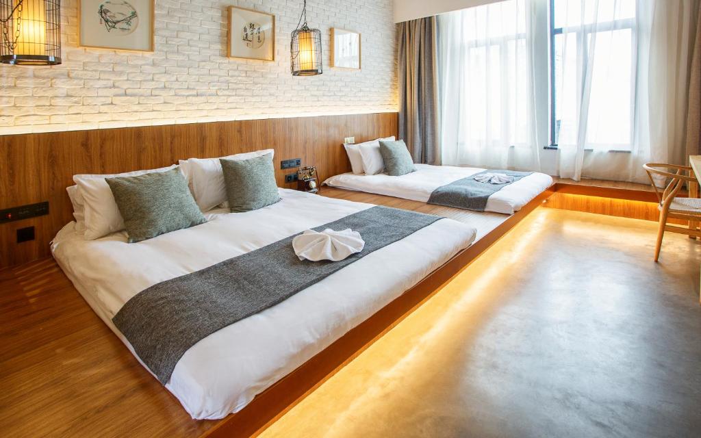 Postel nebo postele na pokoji v ubytování Lin Yin Art Hotel Shanghai（Pudong airport）