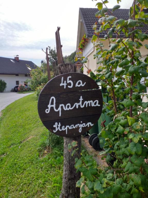 una señal que lee un restaurante argentina en Apartment Stepanjan, en Bled