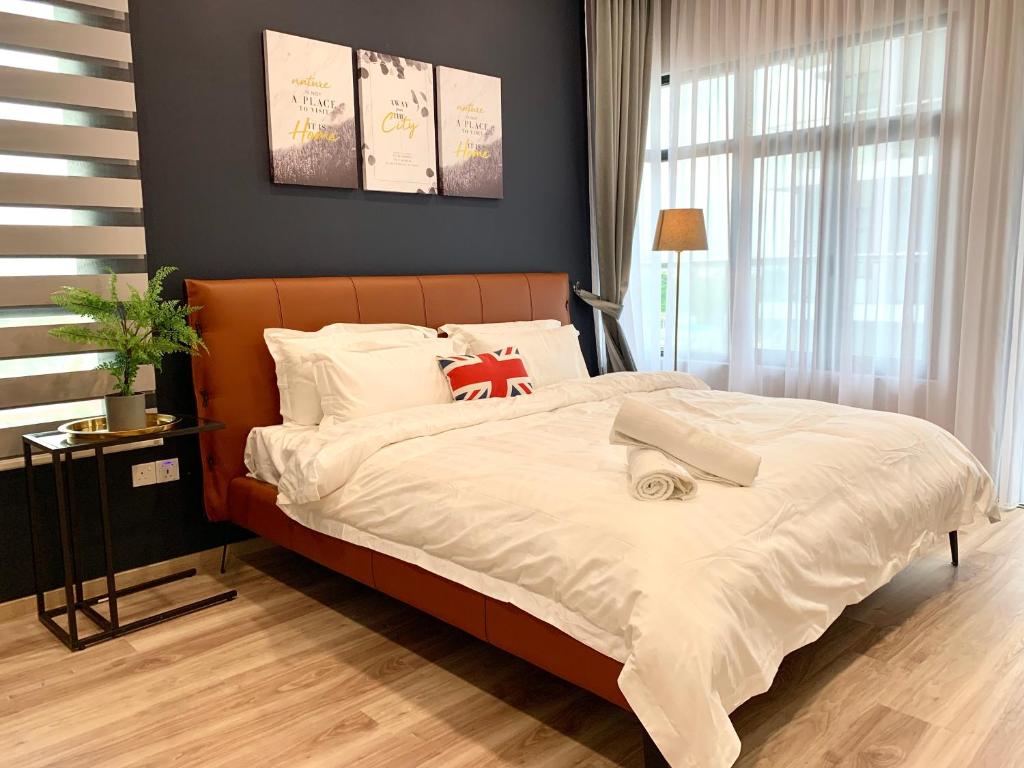 ein Schlafzimmer mit einem großen Bett mit weißer Bettwäsche in der Unterkunft SweetHome 3BR@P'Residence Apartment 1226Sft 6 in Kuching