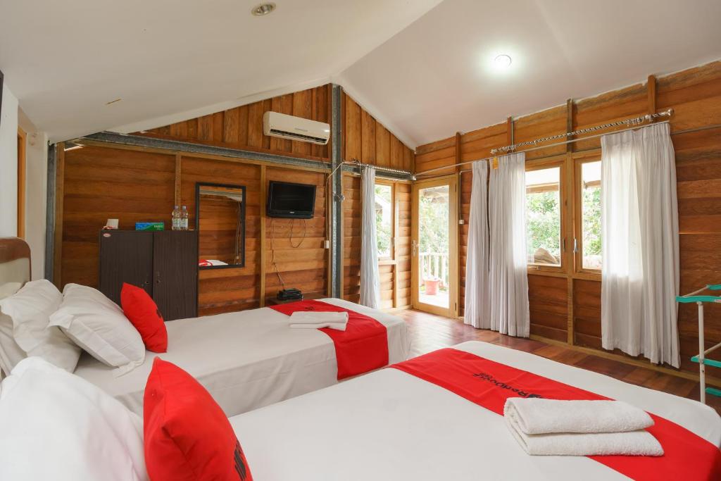 Postel nebo postele na pokoji v ubytování RedDoorz Syariah at Sumur Tiga Beach Sabang Aceh