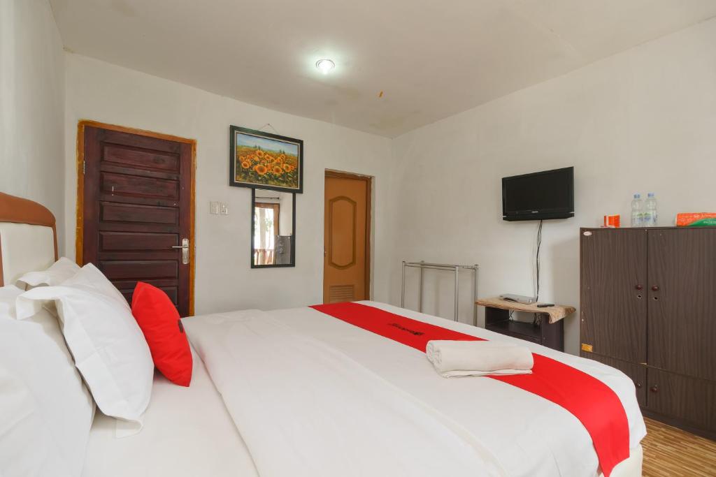 Postel nebo postele na pokoji v ubytování RedDoorz Syariah at Sumur Tiga Beach Sabang Aceh