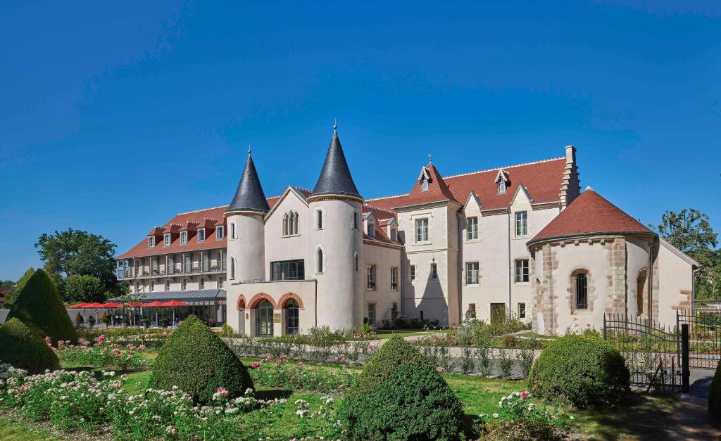 un grand château avec un jardin en face dans l'établissement Château Saint-Jean, Relais & Châteaux, à Montluçon