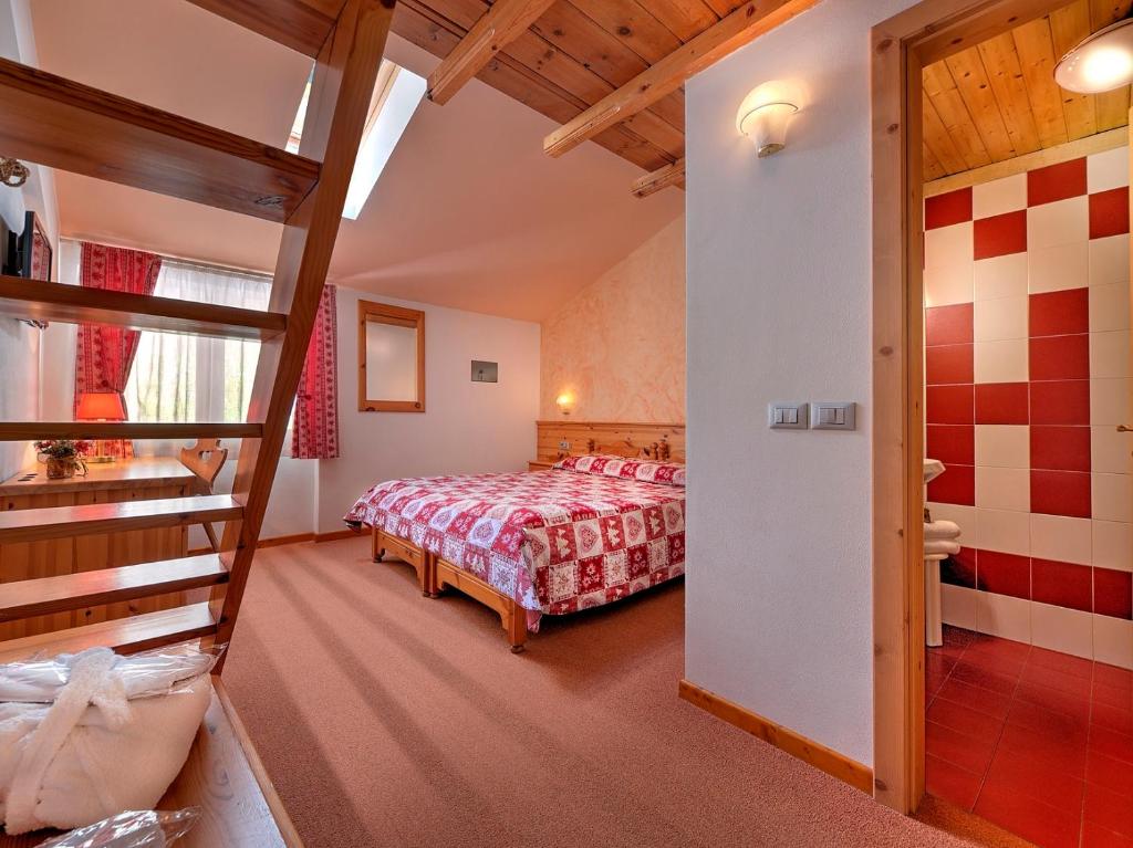 Schlafzimmer mit einem Bett und einer Leiter in der Unterkunft Al Posta Hotel 1899 in Baselga di Pinè