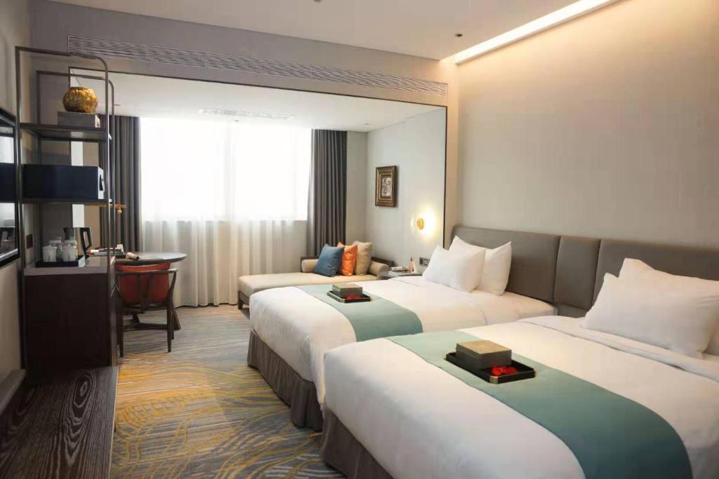 Postel nebo postele na pokoji v ubytování Dong Fang Hotel Guangzhou