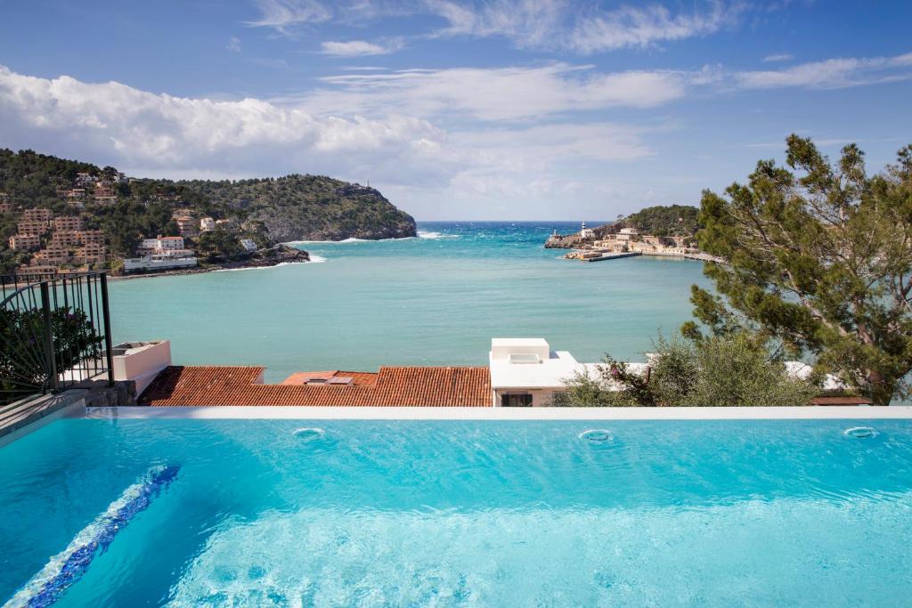 una piscina con vistas al océano en Hotel Esplendido, en Puerto de Sóller