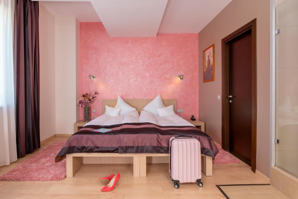 Postel nebo postele na pokoji v ubytování West City Hotel