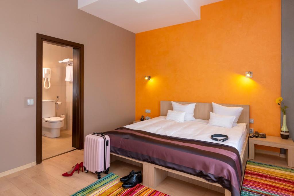 Postel nebo postele na pokoji v ubytování West City Hotel