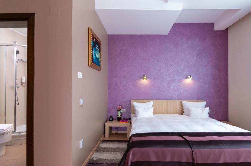 Postel nebo postele na pokoji v ubytování West City Hotel