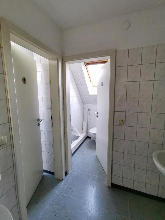 Ein Badezimmer in der Unterkunft Pension Akropolis