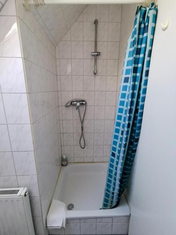 Ein Badezimmer in der Unterkunft Pension Akropolis