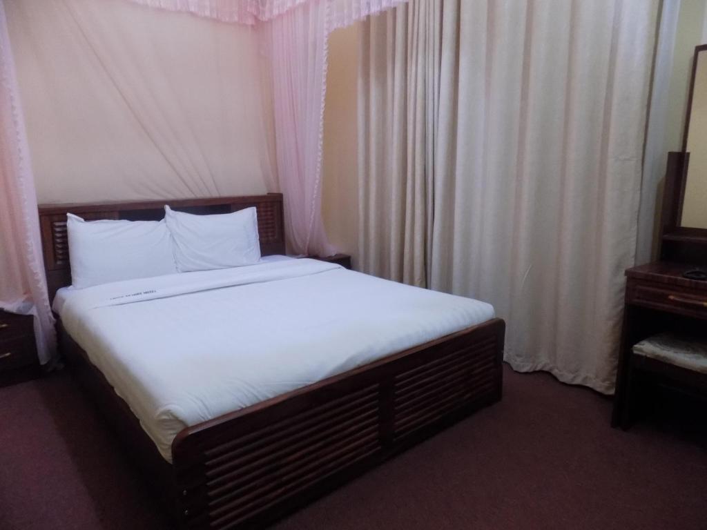 Giường trong phòng chung tại Belline Hotel Ishaka