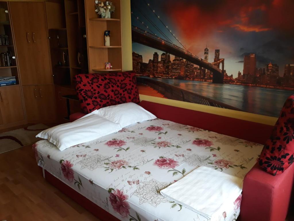 德瓦的住宿－GARSON AUROTI，一间卧室配有一张壁画床