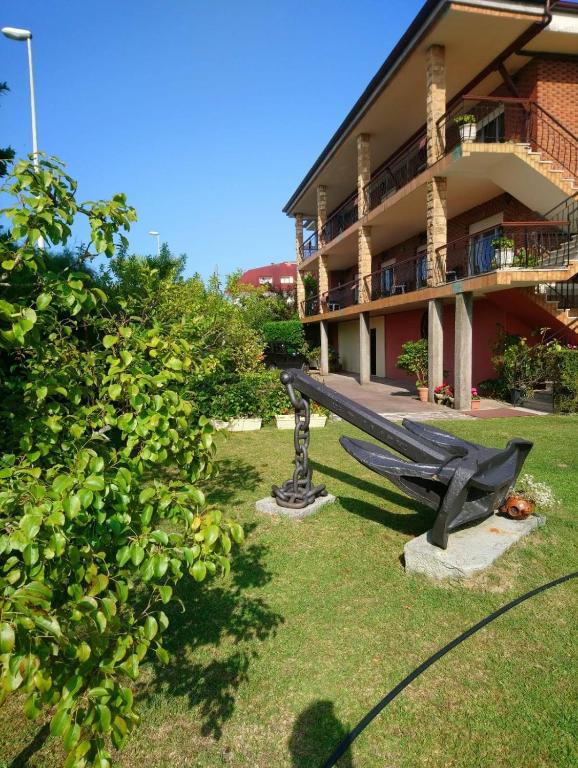 a park bench in front of a building at Apartamento Tomela in Noja