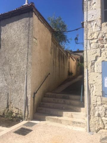 un vicolo con scale che conducono a un edificio di La maison des remparts a Lectoure