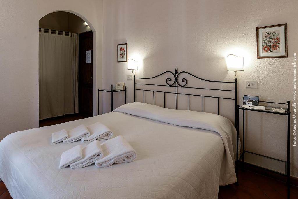 Łóżko lub łóżka w pokoju w obiekcie Hotel Scilla