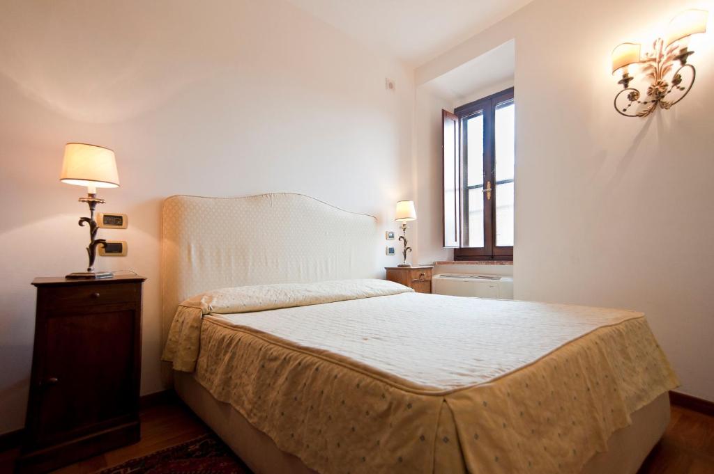 Łóżko lub łóżka w pokoju w obiekcie Hotel Scilla