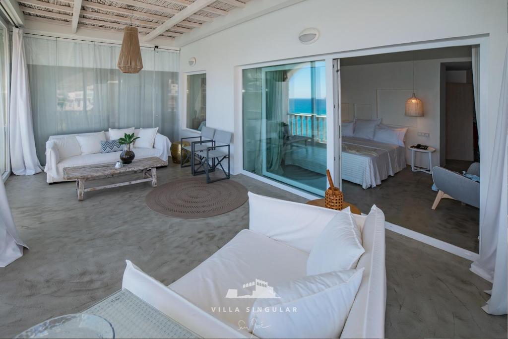 a living room with a couch and a bed at Villa Singular in San José