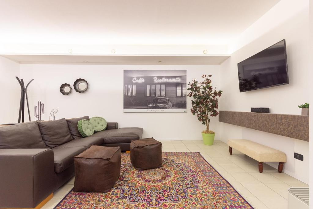a living room with a couch and a tv at CASA AGATA in Vicenza