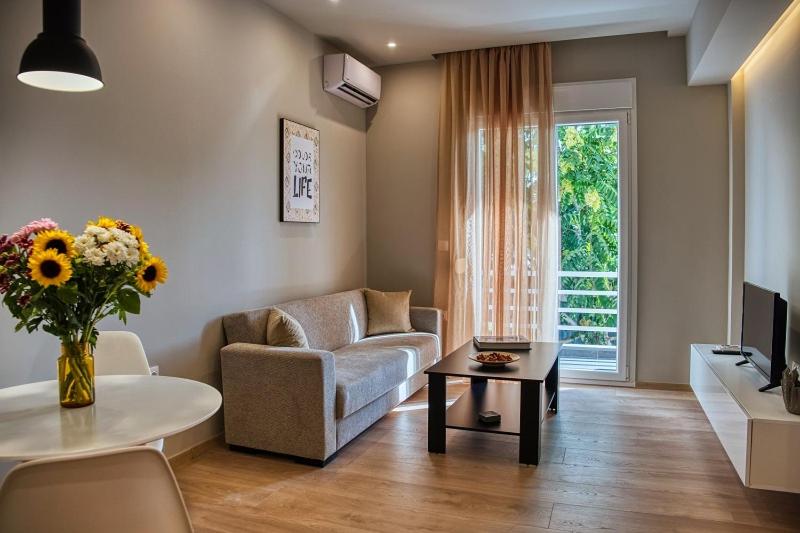 雅典的住宿－Keramikos Comfortable Apartment #2，客厅配有沙发和桌子