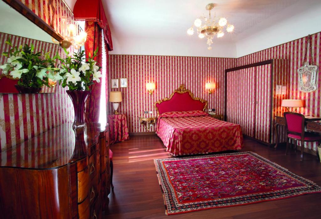 A bed or beds in a room at Locanda Vivaldi