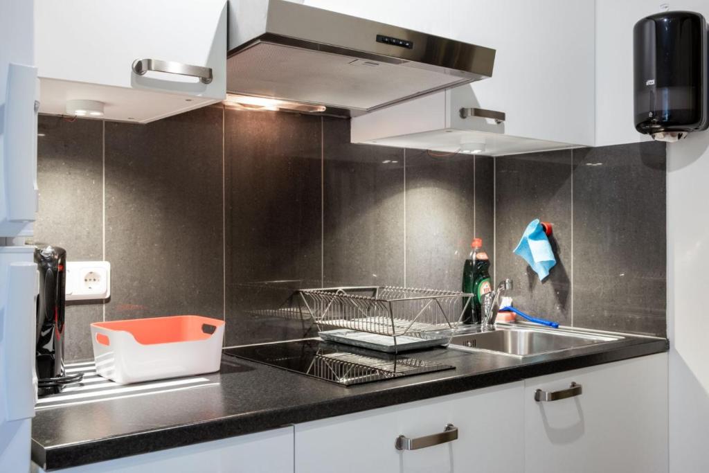Kuchyň nebo kuchyňský kout v ubytování EttSmart Hotell