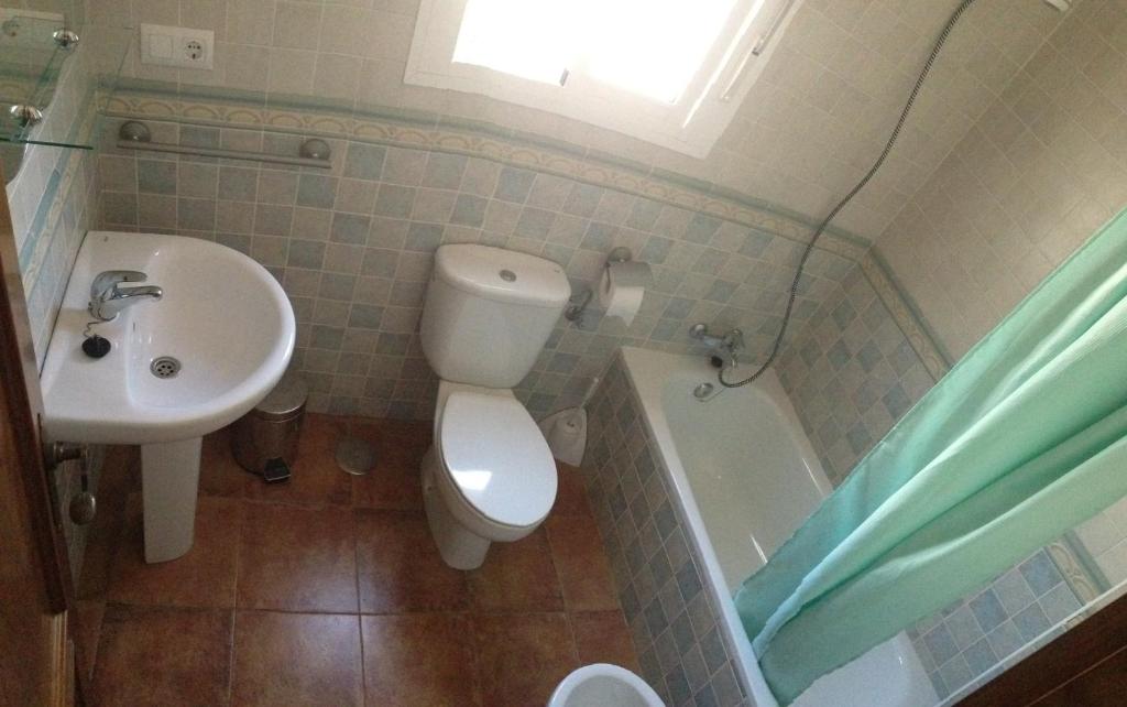 a small bathroom with a toilet and a sink at Casa Rural El Limonero in Los Naveros