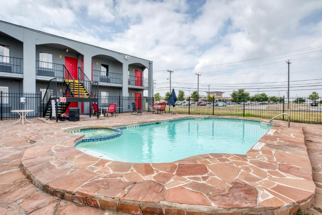 une piscine en face d'un bâtiment dans l'établissement OYO Hotel San Antonio Lackland Air Force Base West, à San Antonio