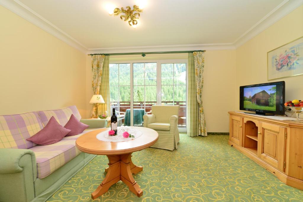 TV a/nebo společenská místnost v ubytování Hotel Garni Ingeborg