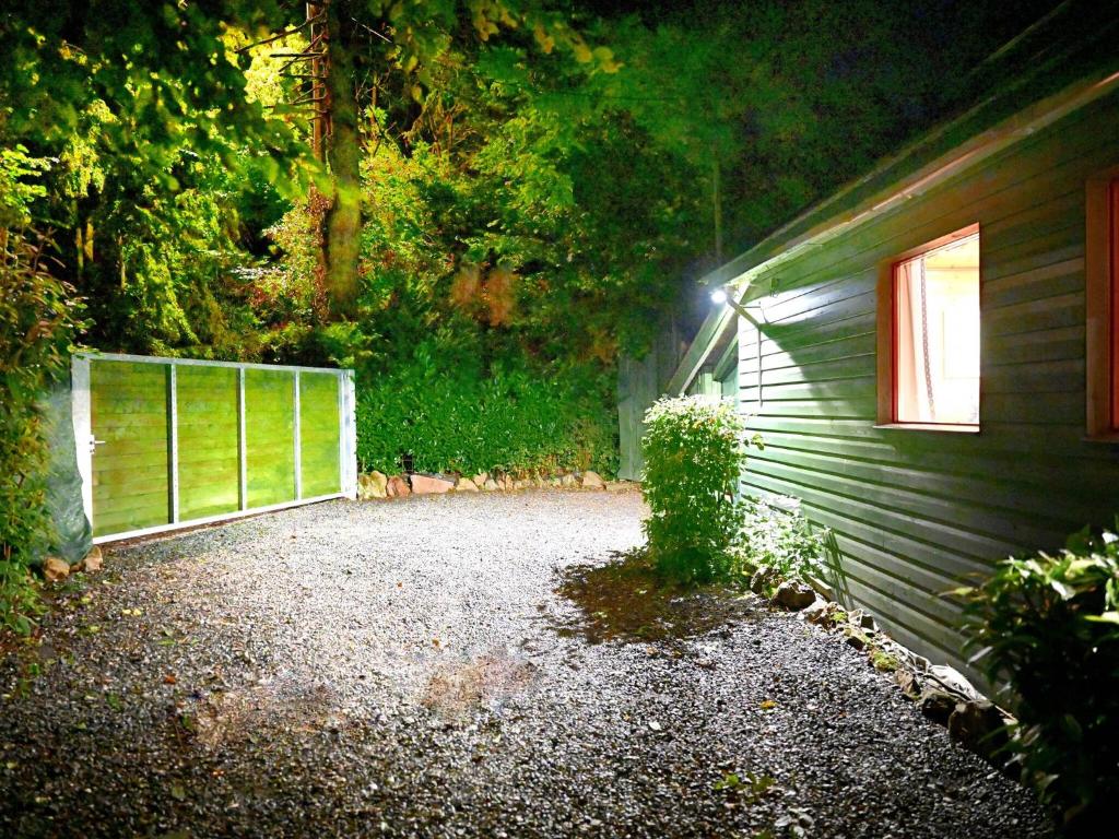 Zahrada ubytování Chalet in Sougné near Forest & Heated Pool