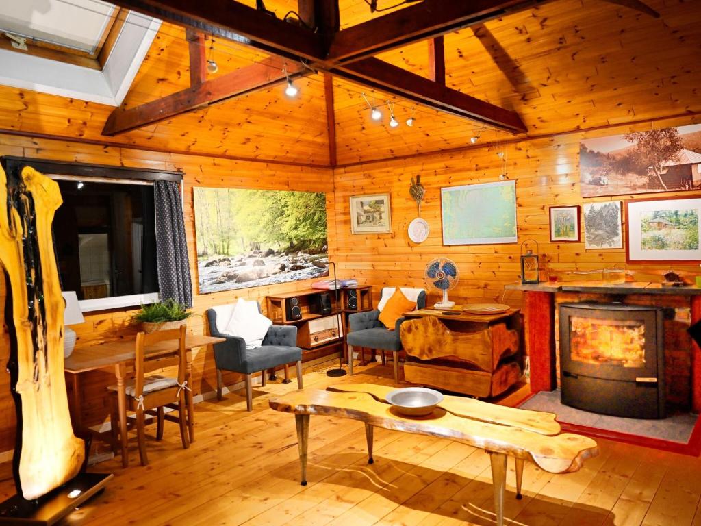 Posezení v ubytování Chalet in Sougné near Forest & Heated Pool