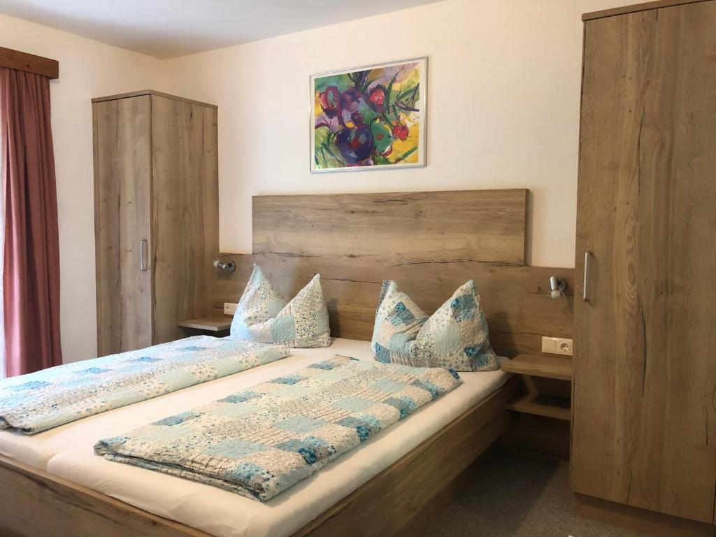 Postel nebo postele na pokoji v ubytování Gästehaus Lackner