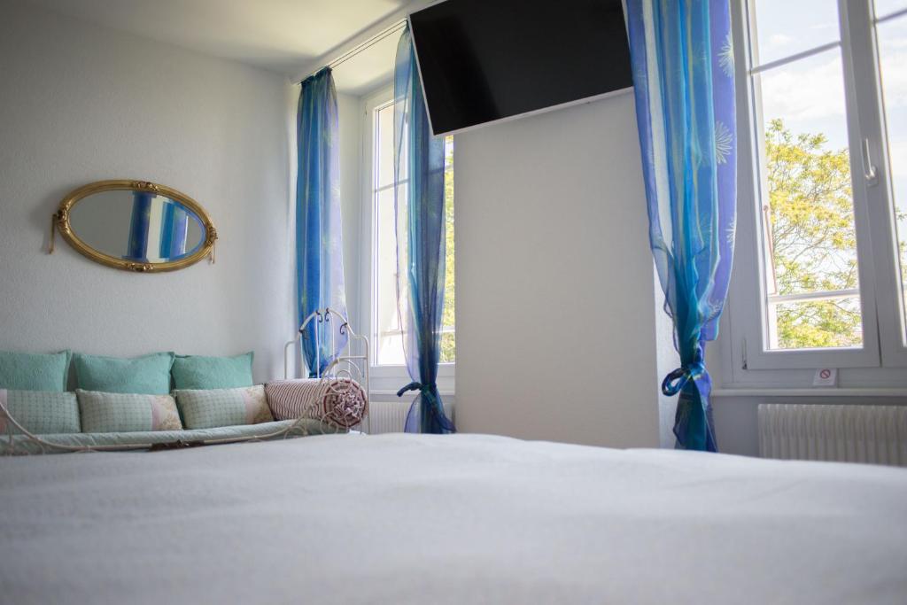 Postel nebo postele na pokoji v ubytování Hôtel de la Béroche