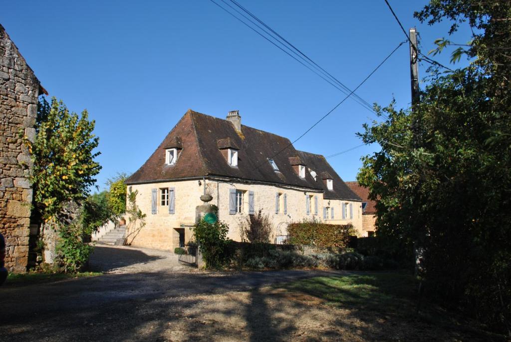 ein großes weißes Haus mit braunem Dach in der Unterkunft Le Bonheur dans notre Pré in Sainte-Mondane