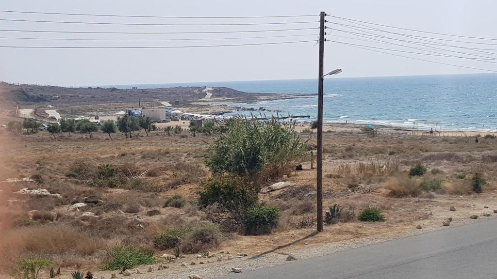 vista sull'oceano dal lato di una strada di Dalia 5 Apartment a Paphos
