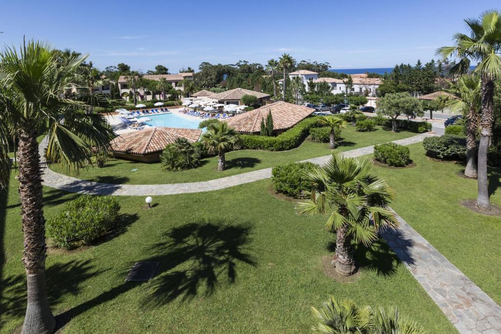 een luchtzicht op een resort met een zwembad en palmbomen bij Résidence Odalys Sognu di mare in Linguizzetta