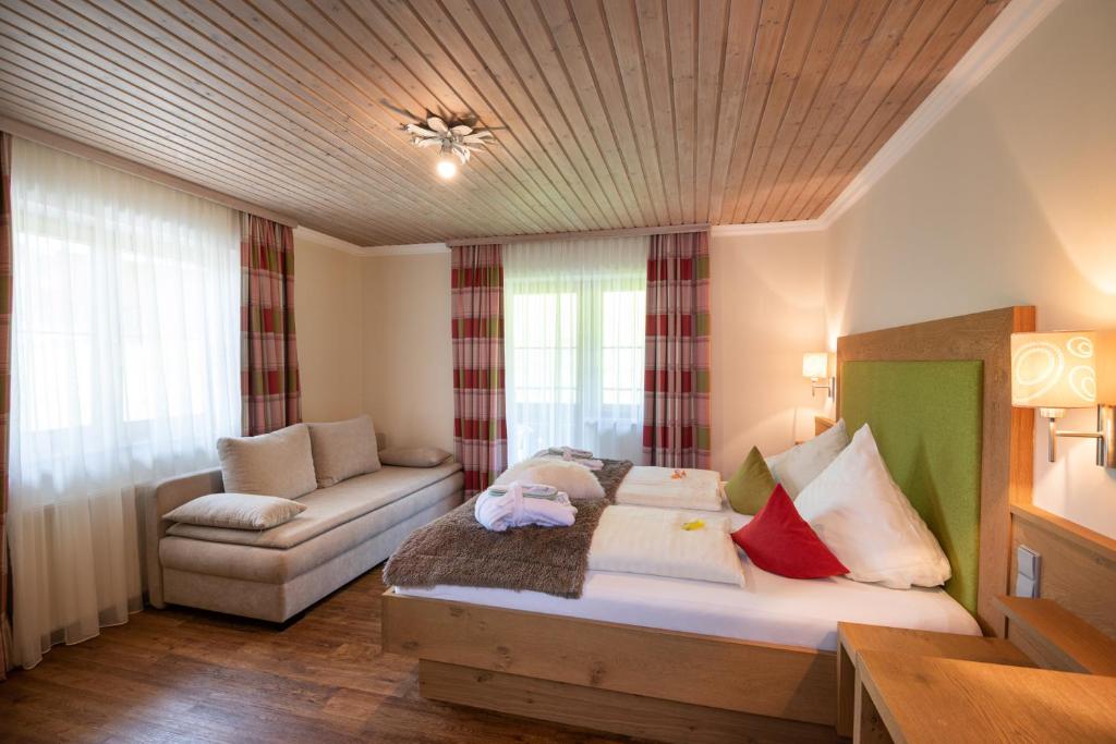 Postel nebo postele na pokoji v ubytování Natur & Familienhotel Der Stieglerhof