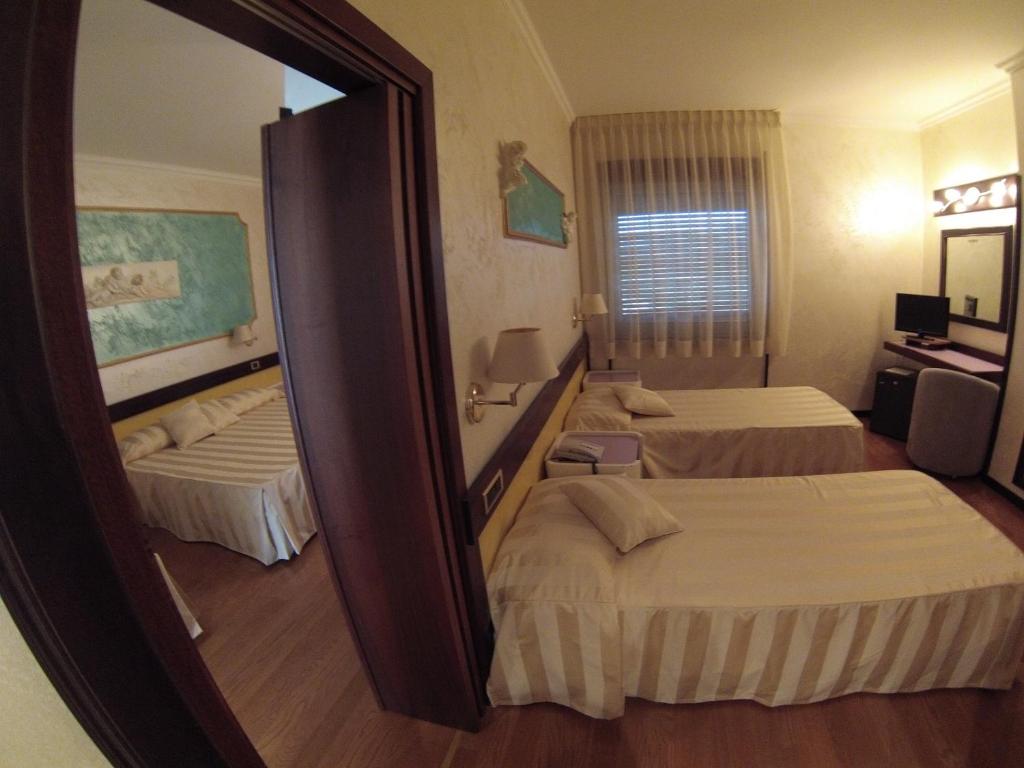 Postel nebo postele na pokoji v ubytování Benny Hotel