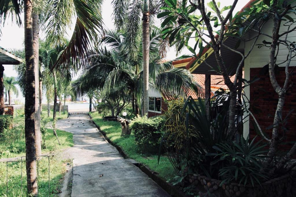 Um jardim no exterior de Adang Island Resort