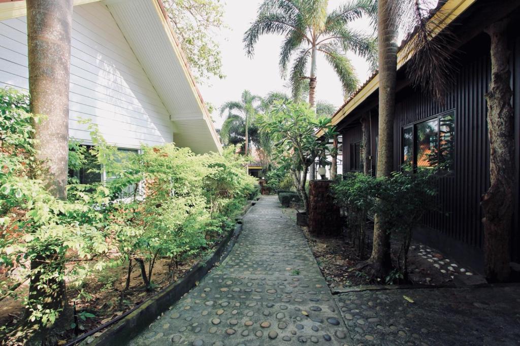 Um jardim no exterior de Adang Island Resort