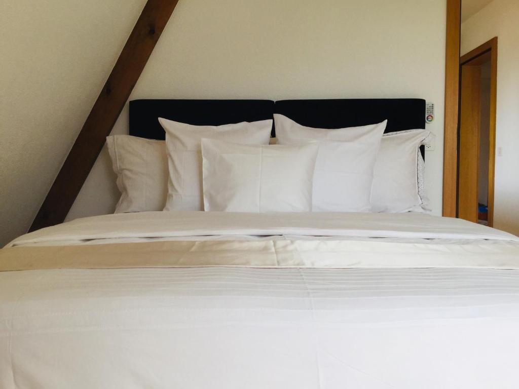 
Ein Bett oder Betten in einem Zimmer der Unterkunft Gästehaus Casa Cecilia
