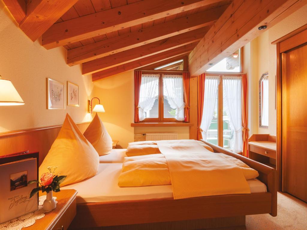 Postel nebo postele na pokoji v ubytování Hotel Garni Ingeborg