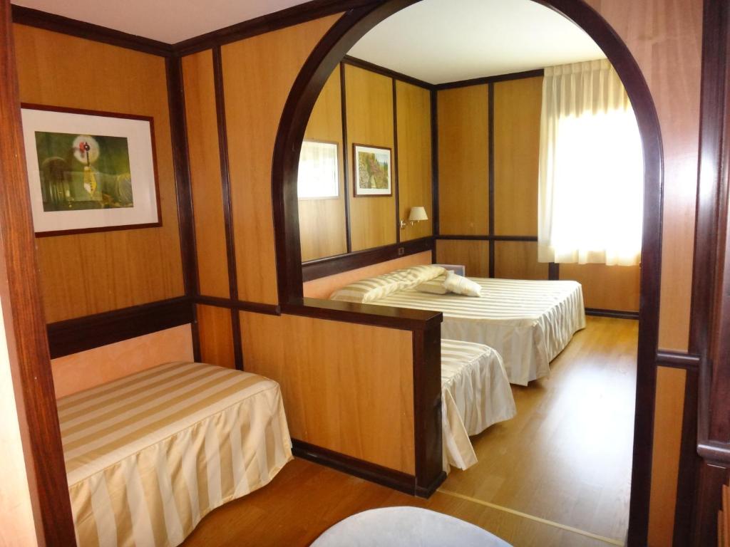 Postel nebo postele na pokoji v ubytování Benny Hotel